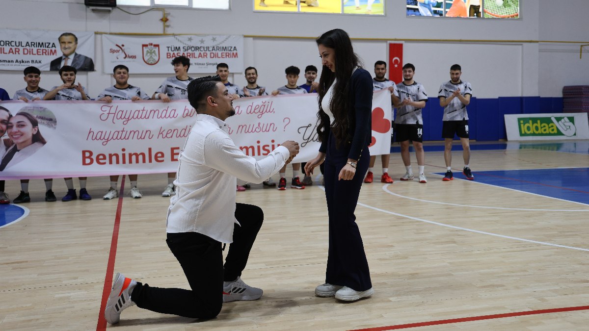 Sivas’ta hentbol maçında sürpriz evlilik teklifi