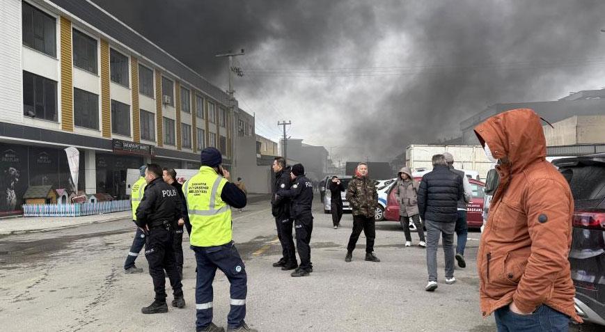 Son dakika… Sakarya’da mobilyacılar çarşısında yangın paniği! Ekipler olay yerinde