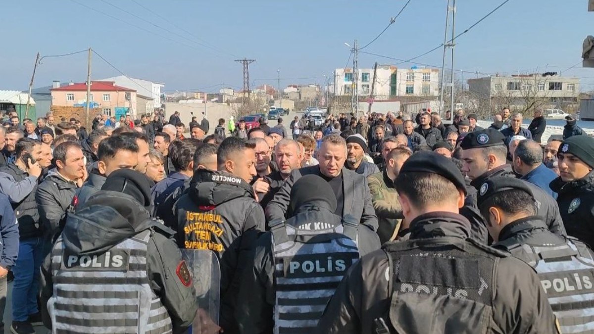 Sultangazi’de İBB’nin mezarlık kararı protesto edildi