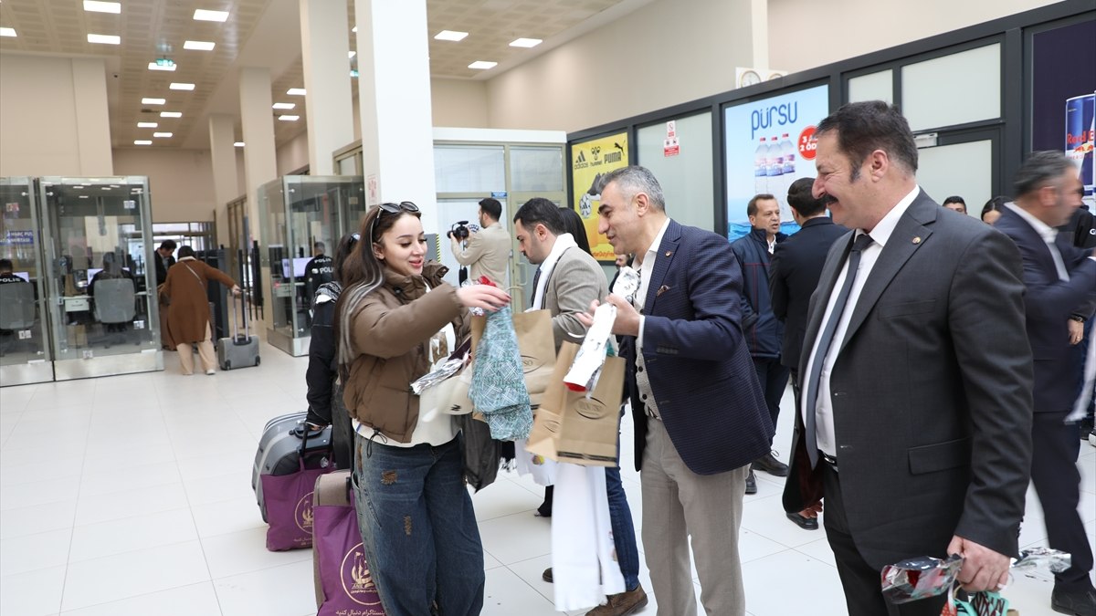 Van’daki gümrük kapısında İranlı turistlere çiçekli karşılama