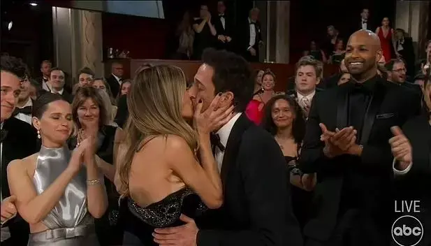 Adrien Brody’nin Oscar Törenindeki Sakız Fırlatma Hareketi Tepki Çekti