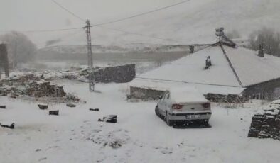 Ahlat’ta Nisan Ayında Kar Yağışı Şaşkınlık Yarattı