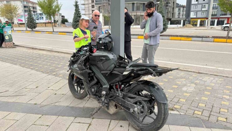 Aksaray’da Motosiklet Kontrolden Çıktı, Sürücü Ağır Yaralandı