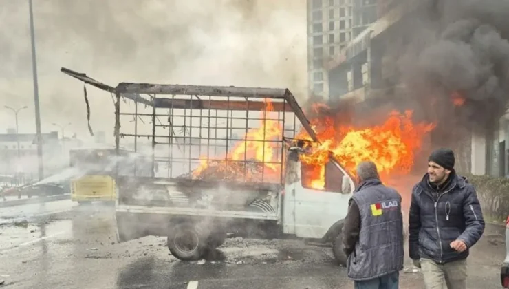 Kamyonette Çıkan Yangın Trafiği Kilitledi