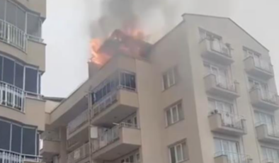 3 Katlı Binanın Çatı Katında Korkutan Yangın