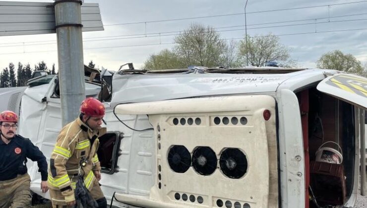 Bursa’da Yağışlı Hava Nedeniyle Kontrolden Çıkan Servis Aracı Refüje Girdi