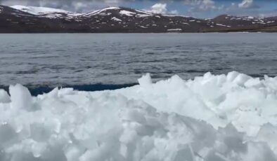 Çıldır Gölü’nün Buzları Çözülmeye Başladı
