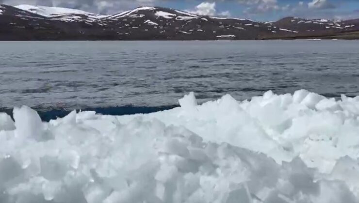 Çıldır Gölü’nün Buzları Çözülmeye Başladı