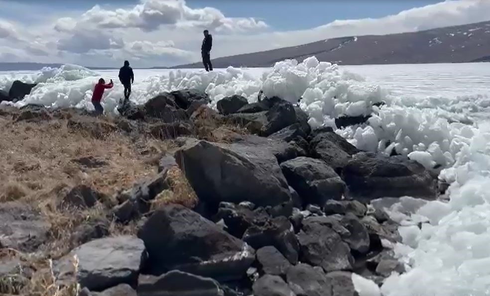 Çıldır Gölü buzları çözülüyor1