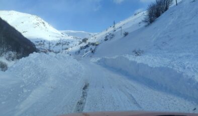 Eğribel Tüneli Girişinde Nisan Ayında Çığ