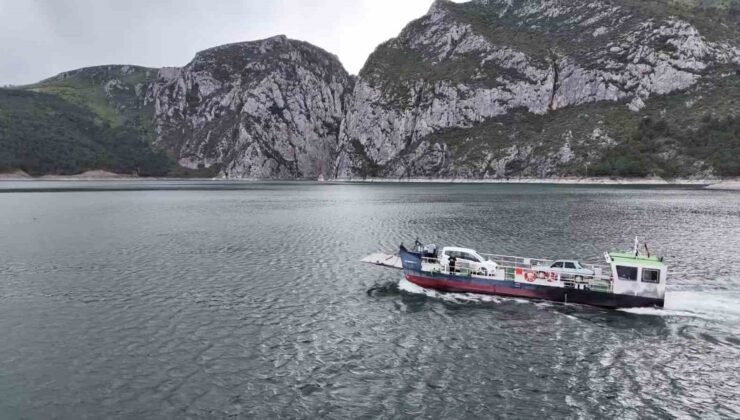 İlçesinde Feribotla Ulaşım Sıkıntısı