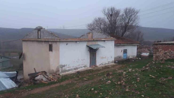 Fırtına 20 Evin Çatısını Uçurdu, Trafik Işıkları Devrildi