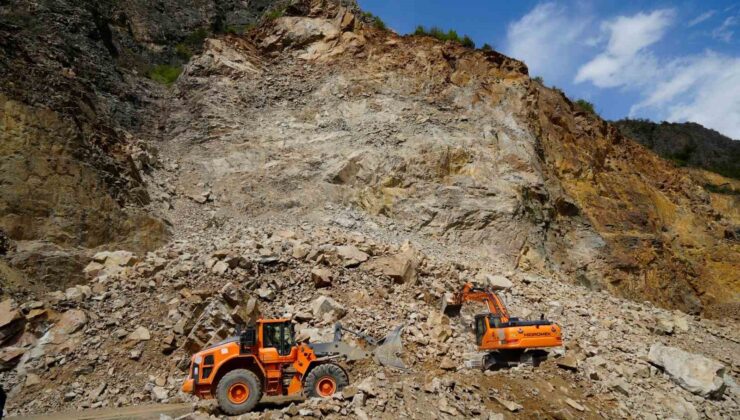Gümüşhane-Giresun Karayolu’ndaki Heyelan