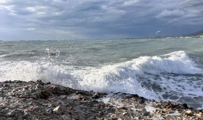 Sahilde Dev Dalgalar Karaya Vurdu