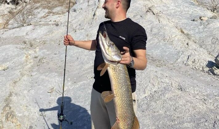 İnegöl’de Amatör Balıkçının Ağına 1 Metrelik Dev Turna Balığı Takıldı