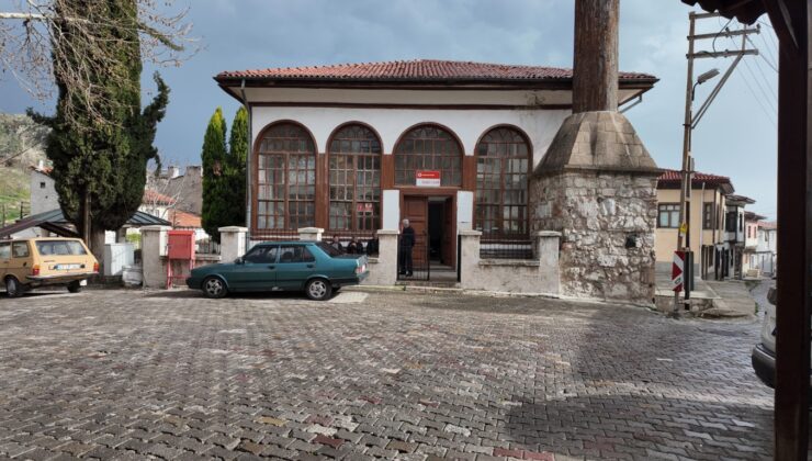 Kütahya’nın Eskigediz Beldesinde, Asırlara Direnen İsa Bey Camii