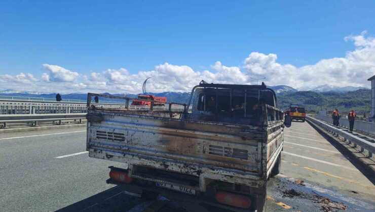 Sahil Yolu’nda Kamyonet Yangını