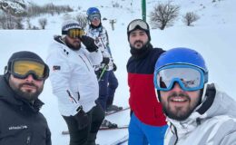 Bayburtlu Gençlerin Hoparlörlü Kayak Eğlencesi