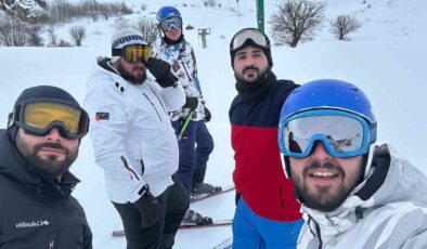 Bayburtlu Gençlerin Hoparlörlü Kayak Eğlencesi
