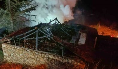 Çıkan Yangında Bir Ev Kül Oldu