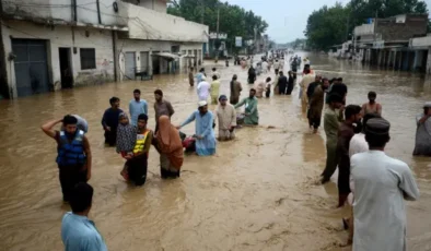 Pakistan’da Şiddetli Yağışlar Sel Felaketi Yarattı