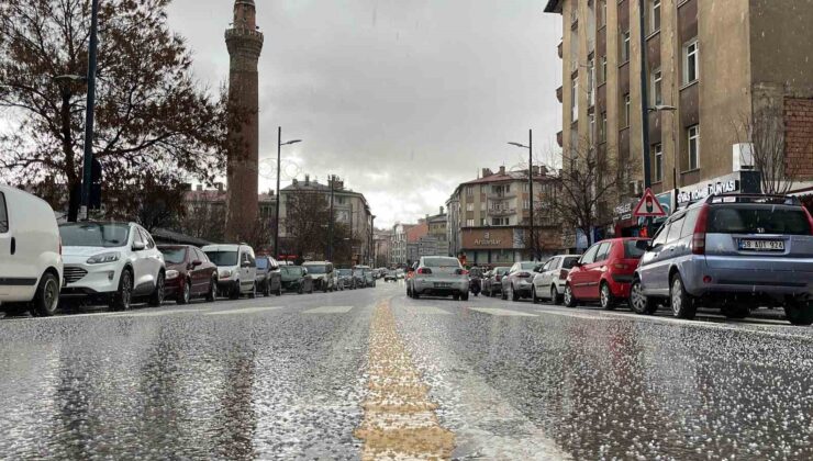 Sivas’ta Aniden Bastıran Dolu Yağışı Hayatı Olumsuz Etkiledi