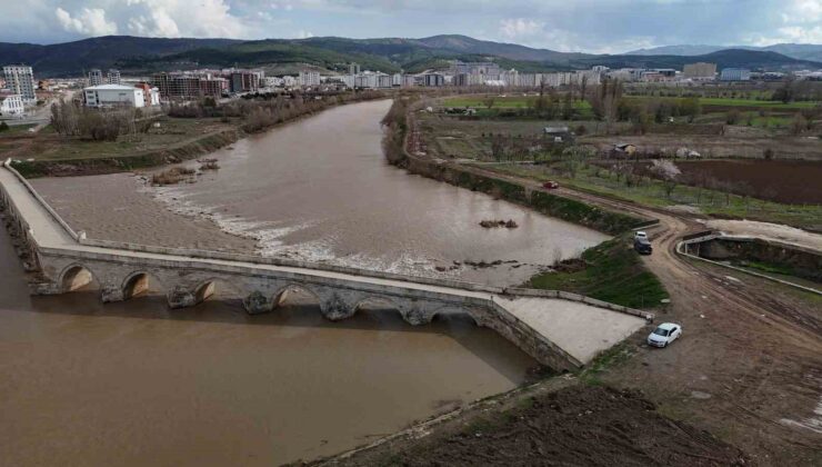 Sivas’ta Bahar Yağmurları Çiftçinin Yüzünü Güldürdü