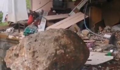 Yamaçtan Kopan Kayalar Evi Yerle Bir Etti