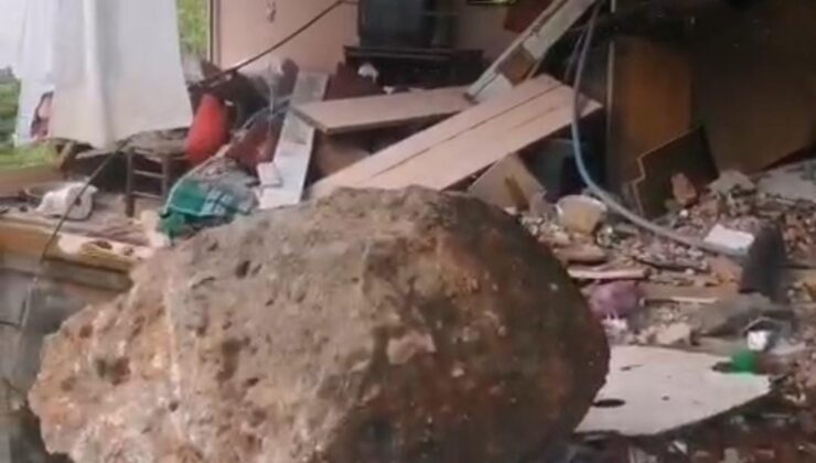 Yamaçtan Kopan Kayalar Evi Yerle Bir Etti