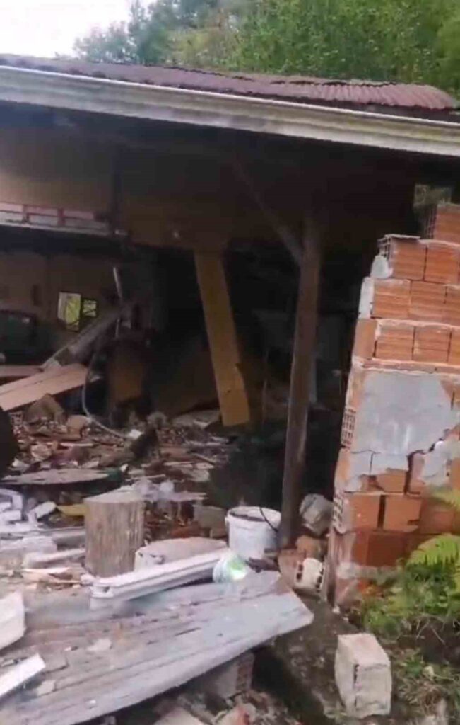 Yamaçtan kopan kayalar1