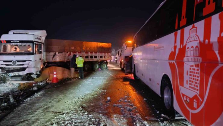 Karayolunda Kar ve Buzlanma Nedeniyle Yolcu Otobüsü ile Tır Çarpıştı