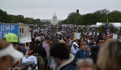 ABD’de Trump ve Musk’a Karşı Binlerce Kişi Sokaklara Döküldü