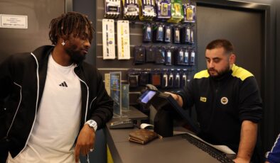 Allan Saint-Maximin’den taraftarlara jest