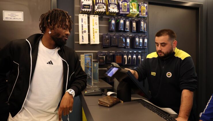 Allan Saint-Maximin’den taraftarlara jest