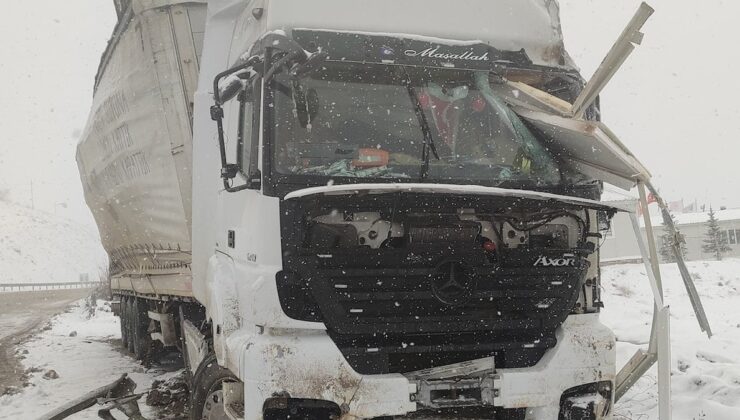 Kar Sebebiyle Kontrolden Çıkan TIR Şantiye Ofisine Çarptı