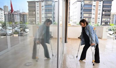 Bedensel engelli kadın “yaşam enerjisini artıran” cam sanatıyla takılar üretiyor