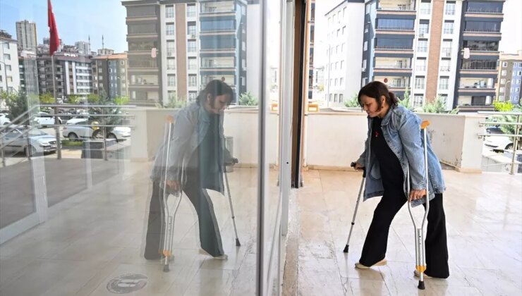 Bedensel engelli kadın “yaşam enerjisini artıran” cam sanatıyla takılar üretiyor