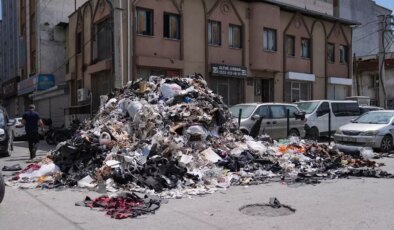 Bornova’da Atık Krizi Esnafı Rahatsız Ediyor