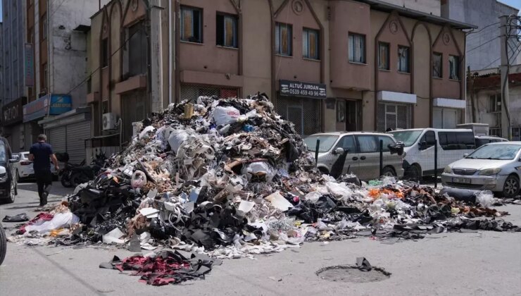 Bornova’da Atık Krizi Esnafı Rahatsız Ediyor