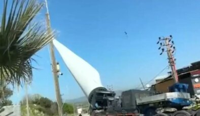 Çanakkale’de Tır Devrildi, Maddi Hasar Oluştu