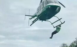 Düğünde helikoptere binmesine izin verilmeyen adam, helikoptere tutunarak havalandı