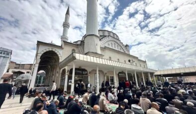 Elazığ’da Cuma Namazı Yoğun Katılımla Kılındı
