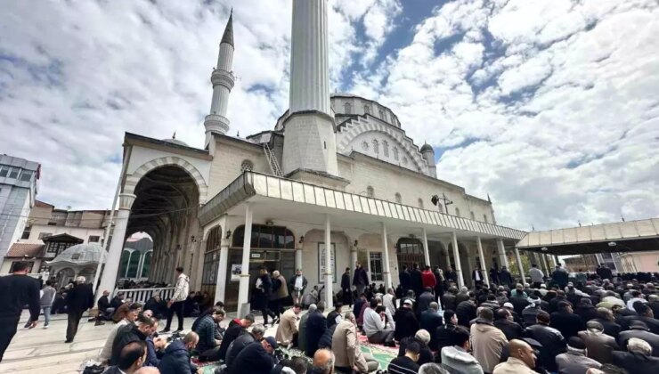 Elazığ’da Cuma Namazı Yoğun Katılımla Kılındı