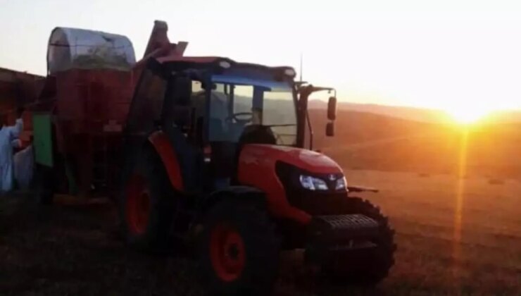 Erzurum’un Tekman ilçesinde çiftçiler hayvanları için kışlık saman ve yem için gece gündüz çalışıyorlar