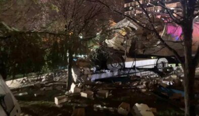 Ankara’da Freni Boşalan Tır Parka Daldı