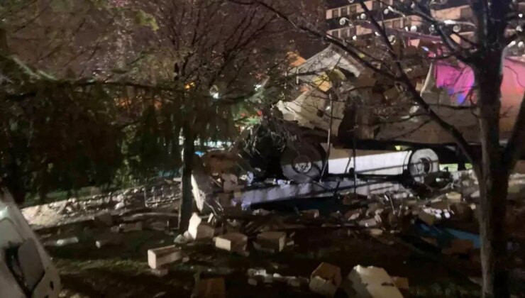 Ankara’da Freni Boşalan Tır Parka Daldı