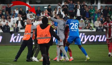 Hakem kararlarına isyan eden Bodrum FK yöneticisi Caner Tuna, bir anda sahaya daldı