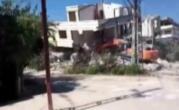 Hatay’da yıkım esnasında müstakil ev iş makinasının üzerine çöktü