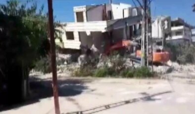 Hatay’da yıkım esnasında müstakil ev iş makinasının üzerine çöktü