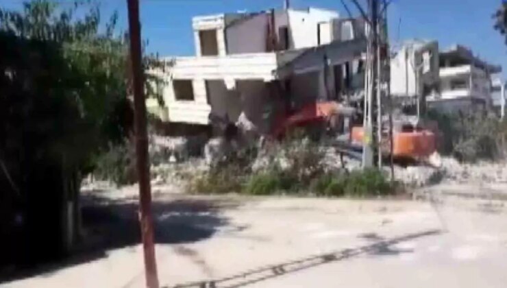 Hatay’da yıkım esnasında müstakil ev iş makinasının üzerine çöktü